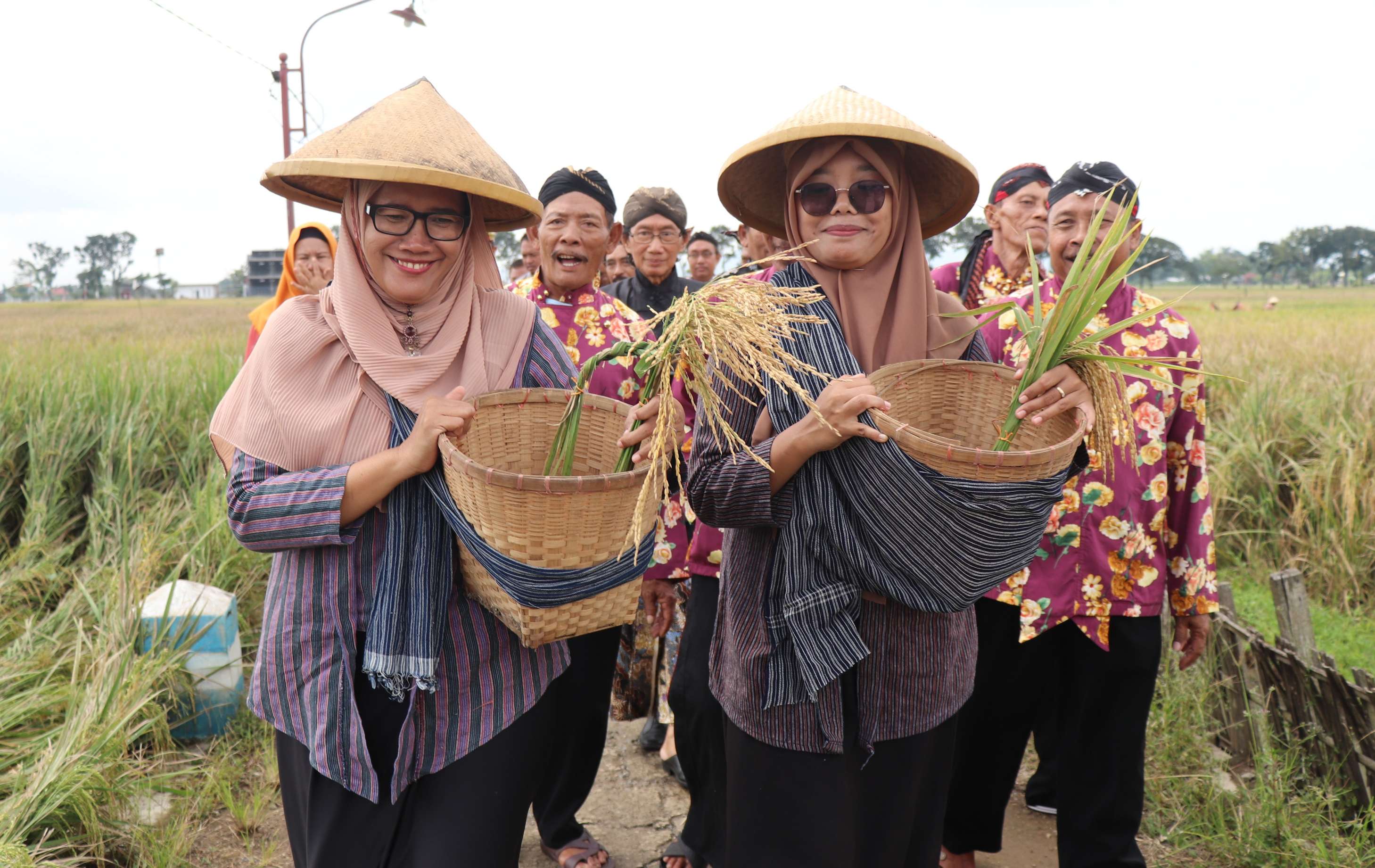 Dua padi diarak warga Desa Ngrendeng, Kecamatan Gondang, Tulungagung.(YOGA DD/RADAR TULUNGAGUNG)