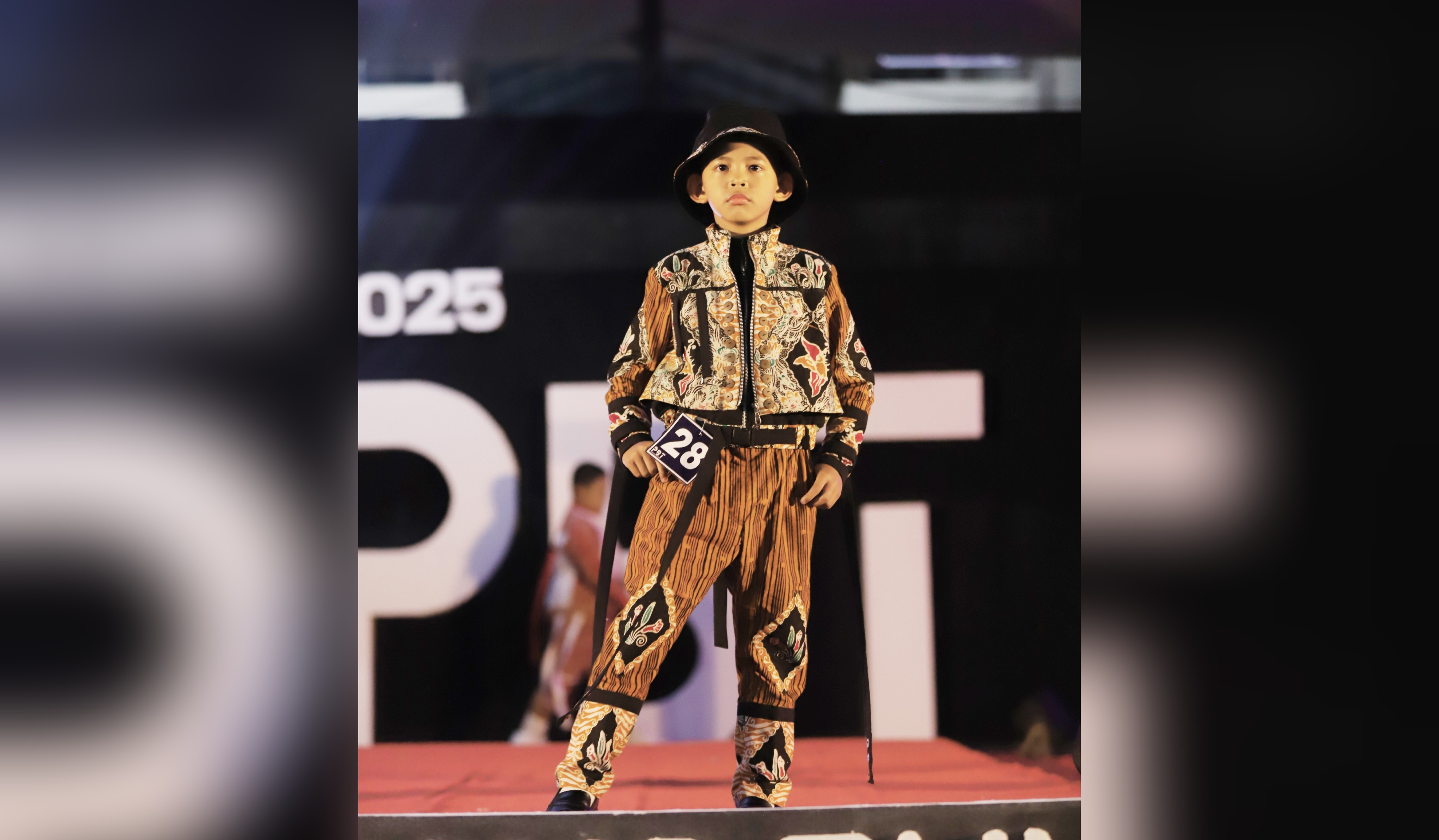 Meskipun baru 8 tahun, Rey sudah menunjukkan bakat modeling-nya. Dia banyak dilirik  desainer untuk memperagakan busana mereka.