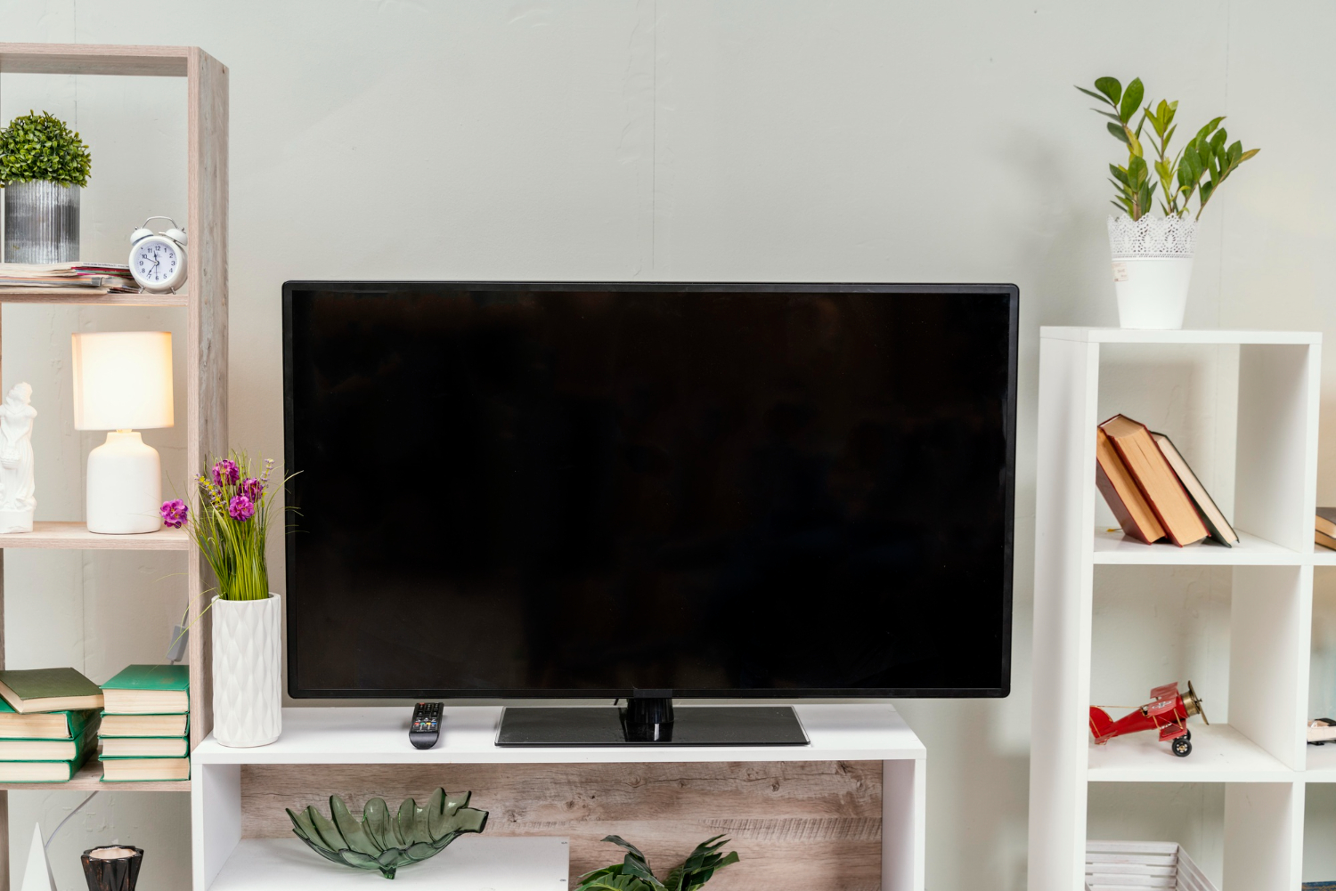 Ada banyak jenis TV di pasaran yang menyesuaikan budget pembeli. (FREEPIK)