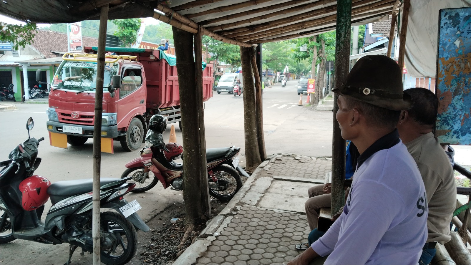 Para pengemudi ojek pangkalan  menunggu penumpang di pos area  Terminal Tipe A Surodakan, Trenggalek.