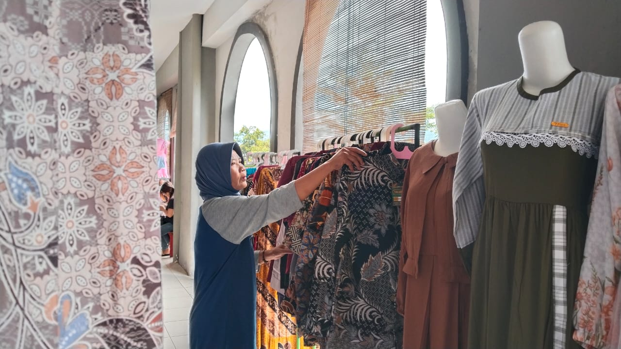 Pedagang baju di Pasar Pon Trenggalek menunggu pembeli kendati pasca-Lebaran kemarin.