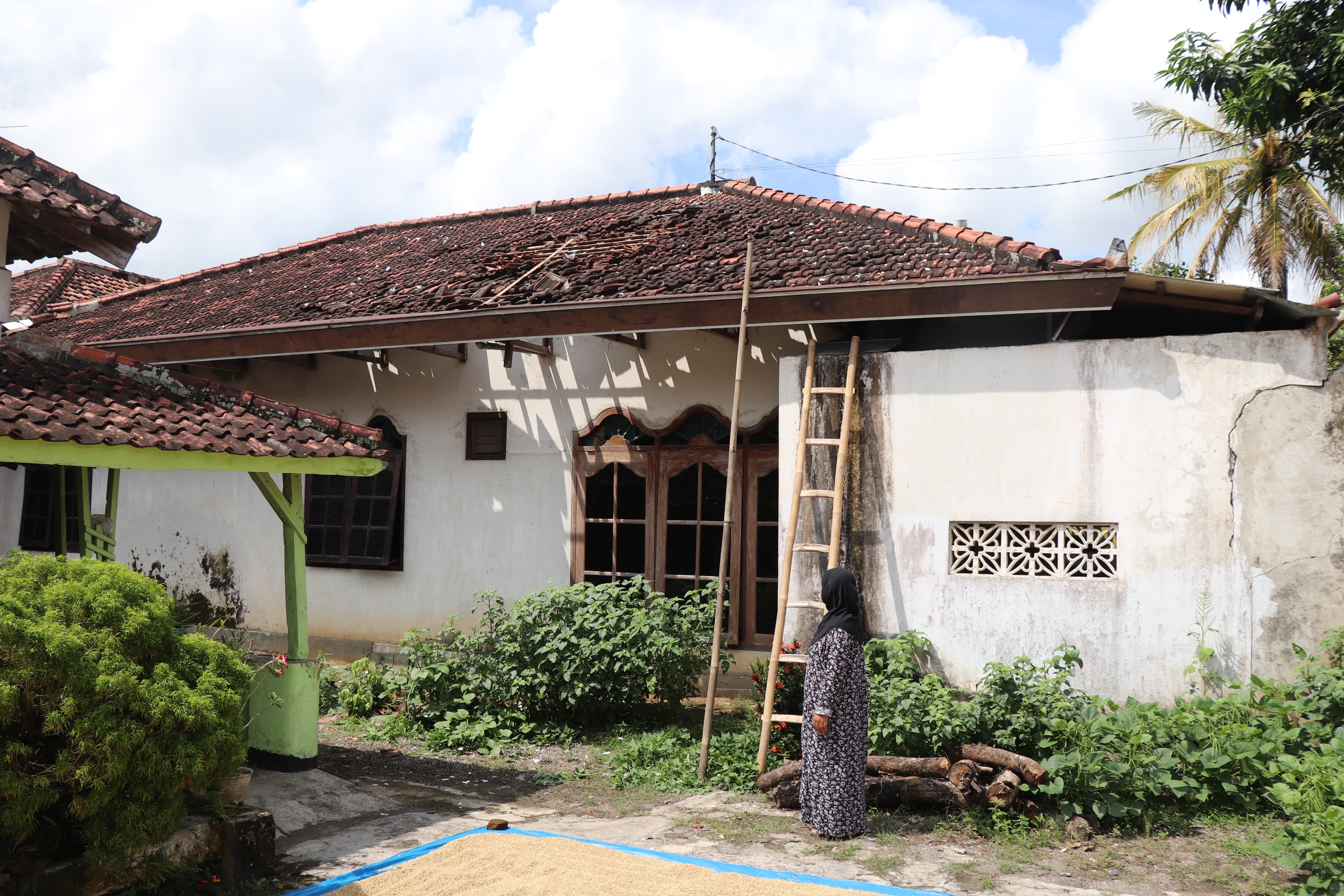 Kondisi rumah Marsini yang rusak akibat balon udara berpetasan.