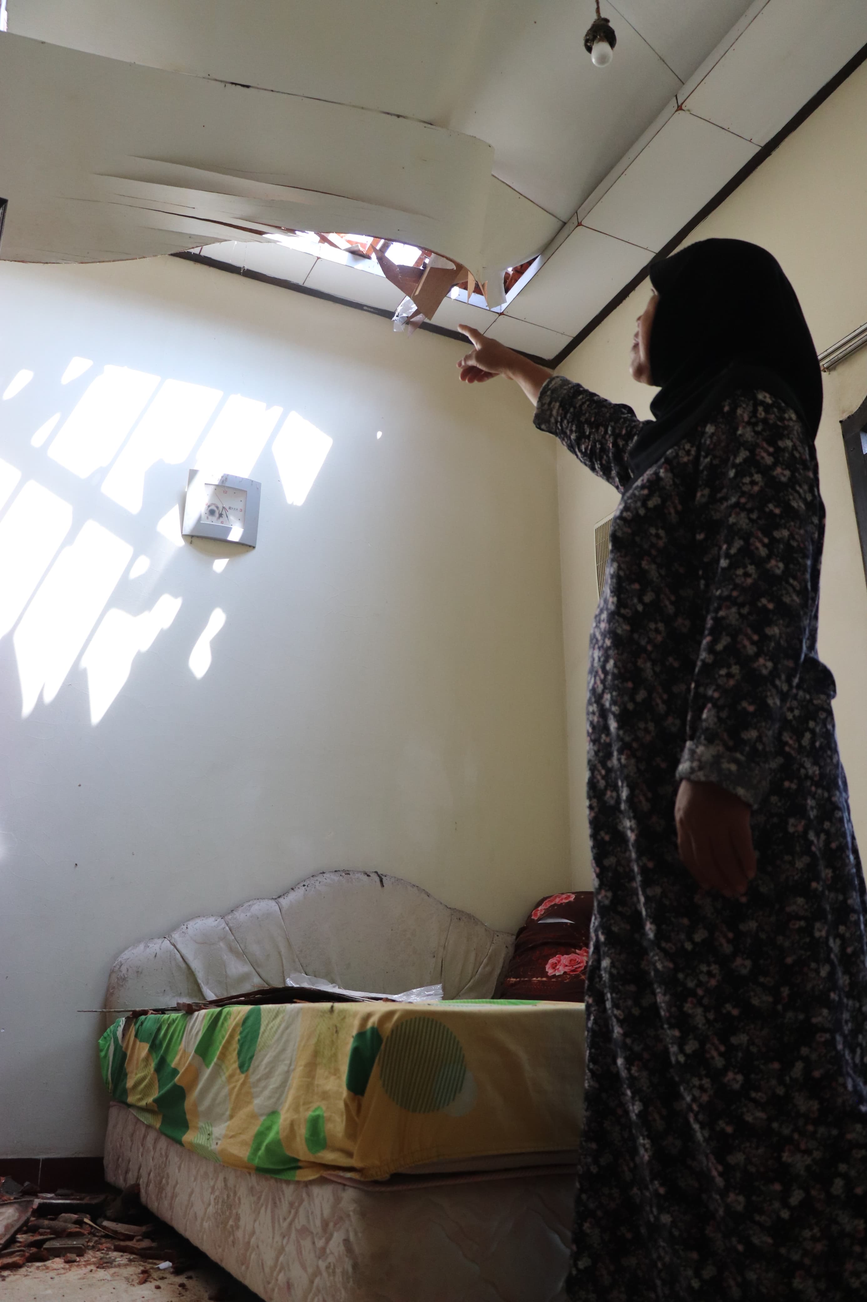 Kondisi rumah Marsini yang rusak akibat balon udara berpetasan.