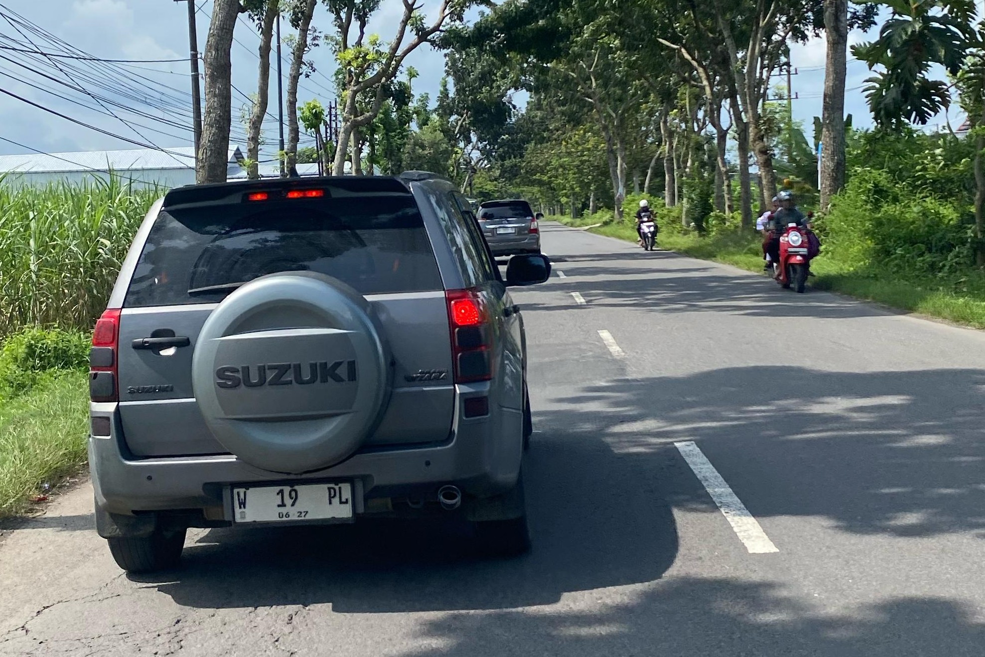 Salah satu mobil pelat W Sidoarjo melintas di jalan raya Karangrejo, Tulungagung. (DR PERDANA/RADAR TULUNGAGUNG)