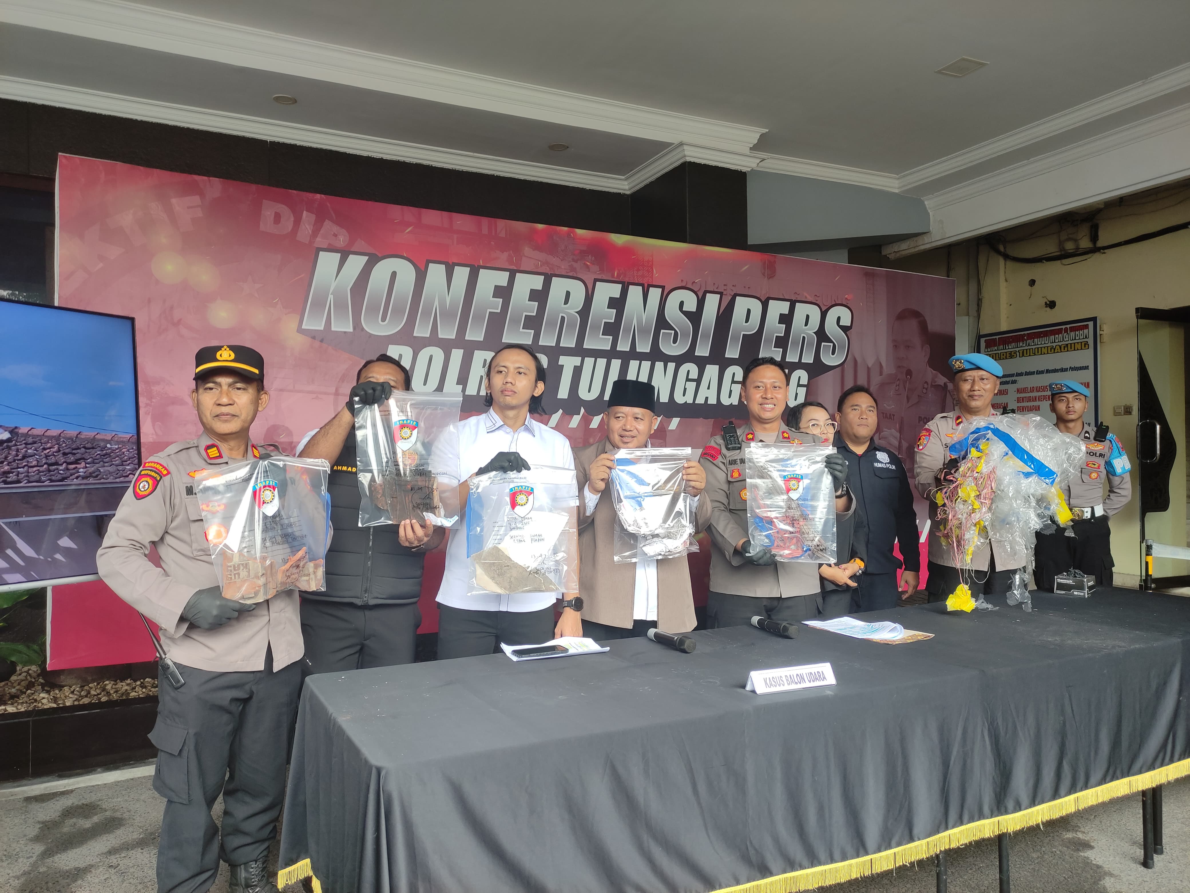 Polres Tulungagung merilis pengungkapan kasus balon udara berpetasan yang merusak rumah warga. (SANDY YUWANA/RADAR TULUNGAGUNG)
