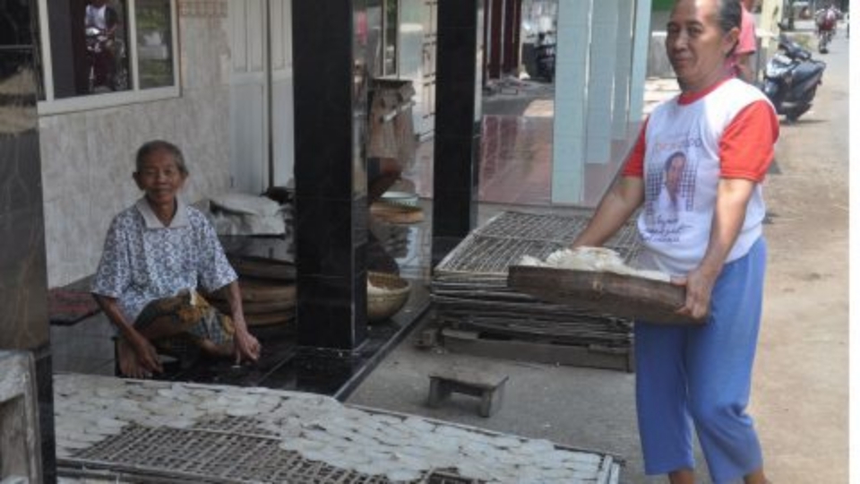 Aktivitas di salah satu sentra pembuatan kerupuk di Desa Tiudan, Kecamatan Gondang, Tulungagung (T-POINT TULUNGAGUNG)