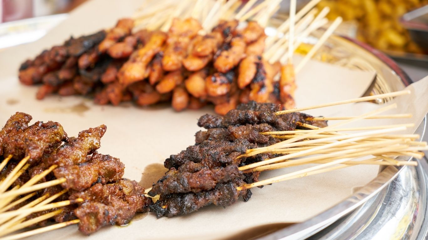 Ilustrasi sate ayam.(freepik.com/freestockcenter)