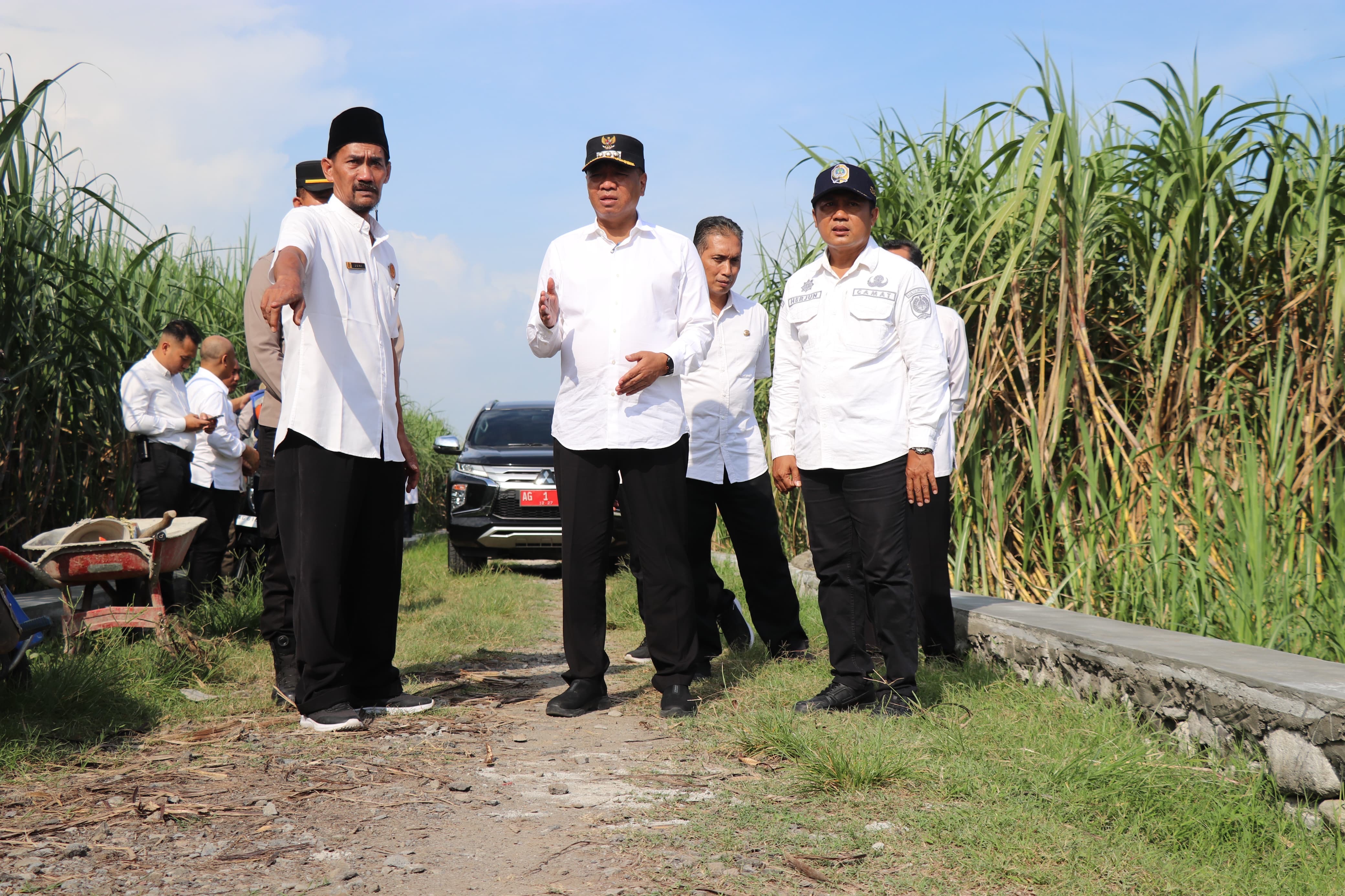 Bupati Tulungagung Gatut Sunu Wibowo saat meninjau pembangunan talut jalan di Desa Bukur Sumbergempol