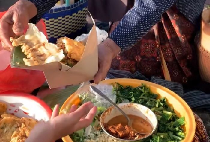 Pecel ini hanya ada di Tulungagung, memiliki keunikan cita rasa tersendiri