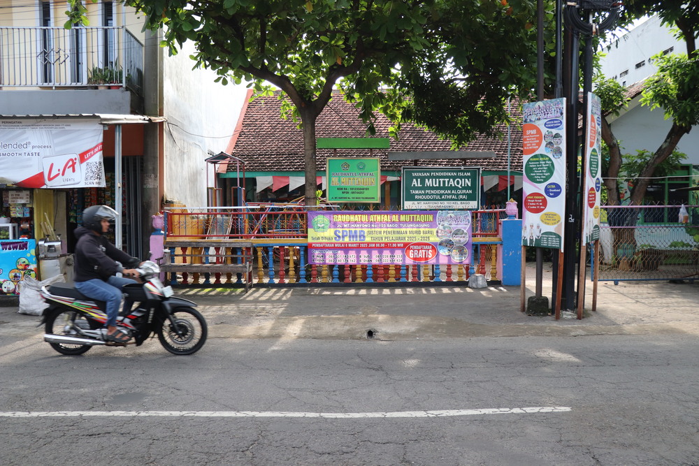 Pengguna jalan melintas di salah satu lembaga RA di Tulungagung.