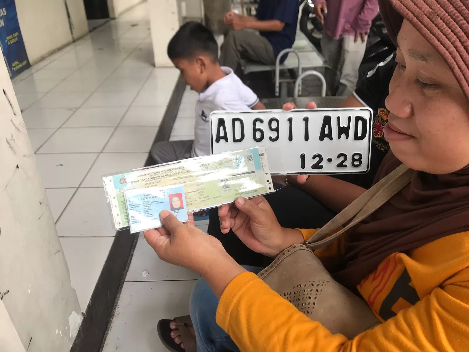 Salah satu warga mengurus pergantian pelat nomor AD Surakarta. (RADAR SOLO)