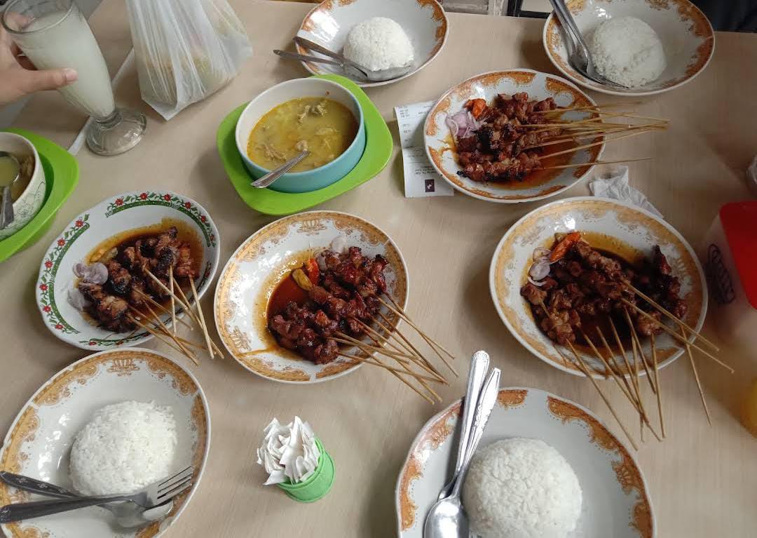 Sate kambing khas Tulungagung bisa jadi pilihan untuk bersantap bersama keluarga dan kolega. (DJOKO SULISTIYONO)