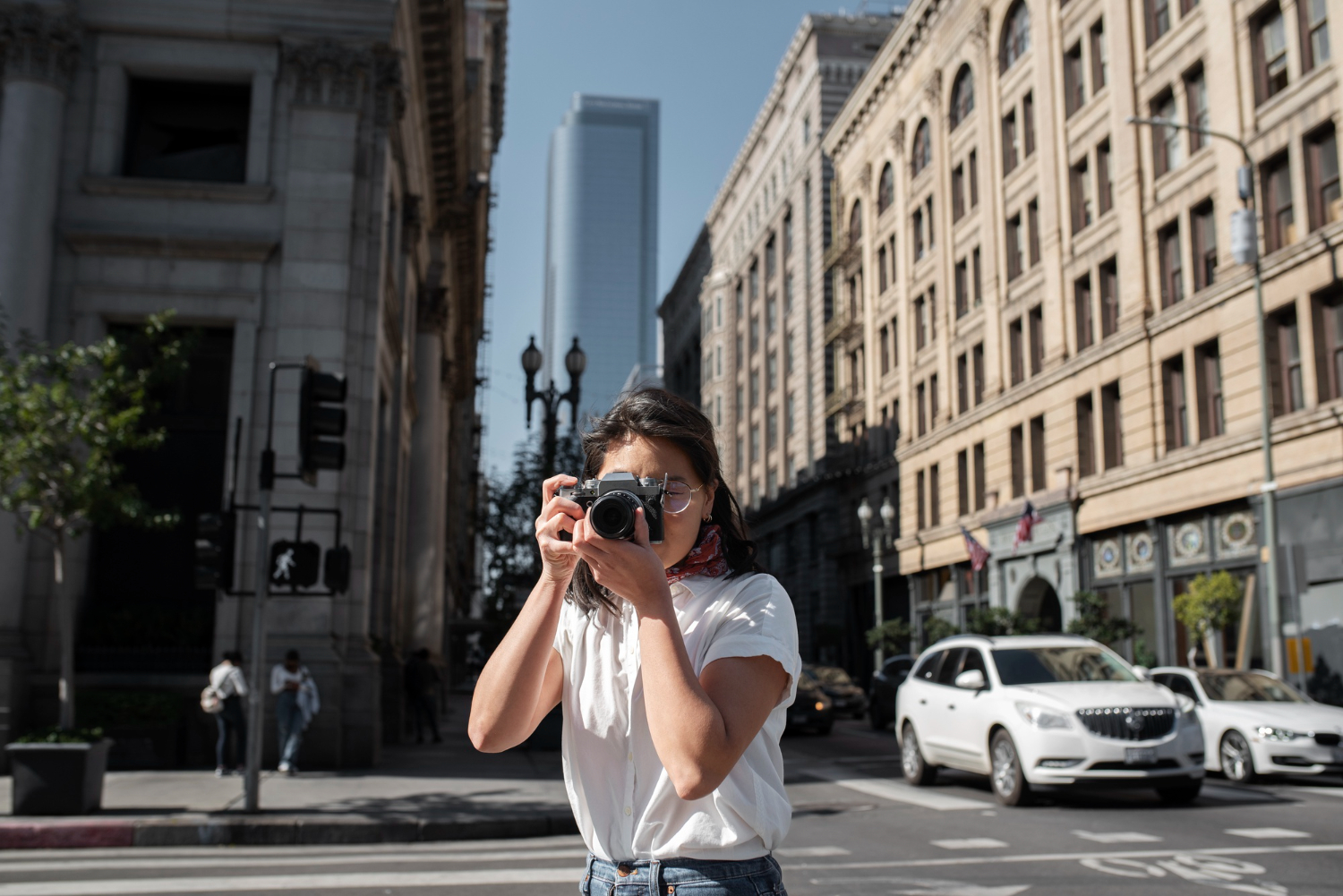 Fotografer jalanan sedang beraksi dengan kemarenya (FREEPIK)