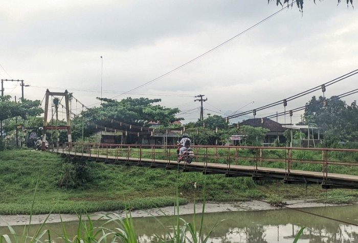Jembatan gantung di Desa Kedungsoko Tulungagung ini merupakan jalur alternatif tapi sedikit berbahaya