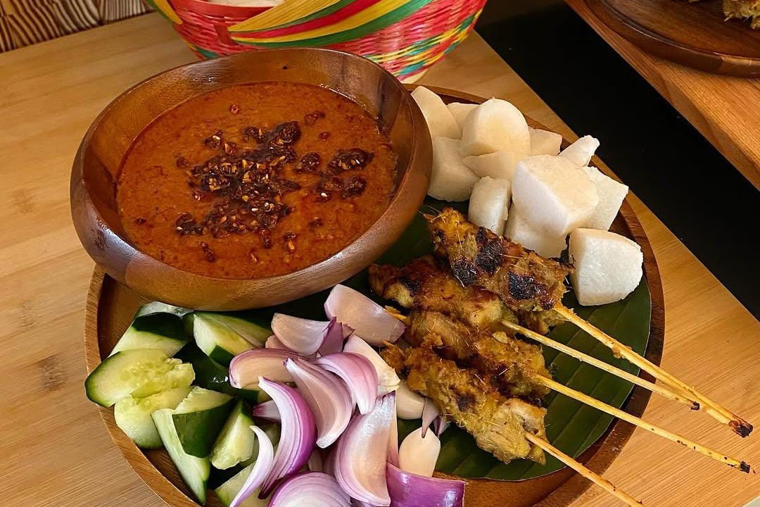 Sambal kacang merupakan pelengkap sate ayam. (THREADS MINGTABLETALES)