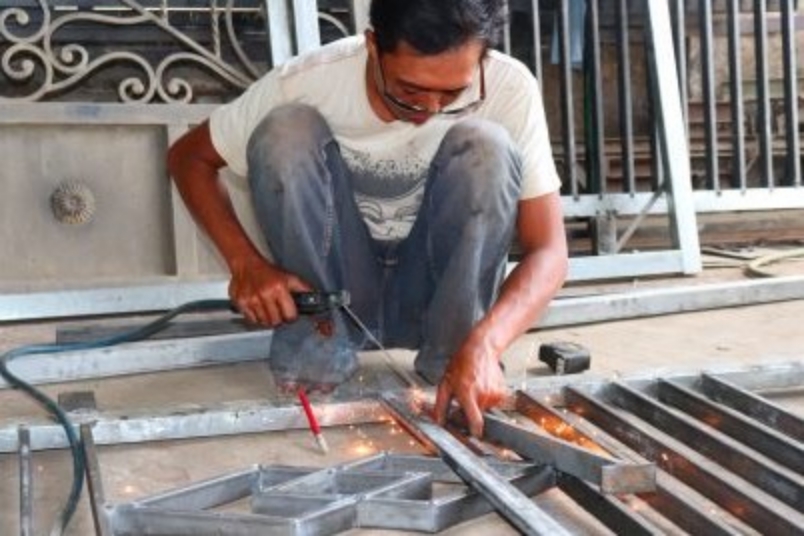 Salah satu aktivitas pembuatan pagar besi di Desa Bungur, Kecamatan Karangrejo, Tulungagung (T-POINT TULUNGAGUNG)