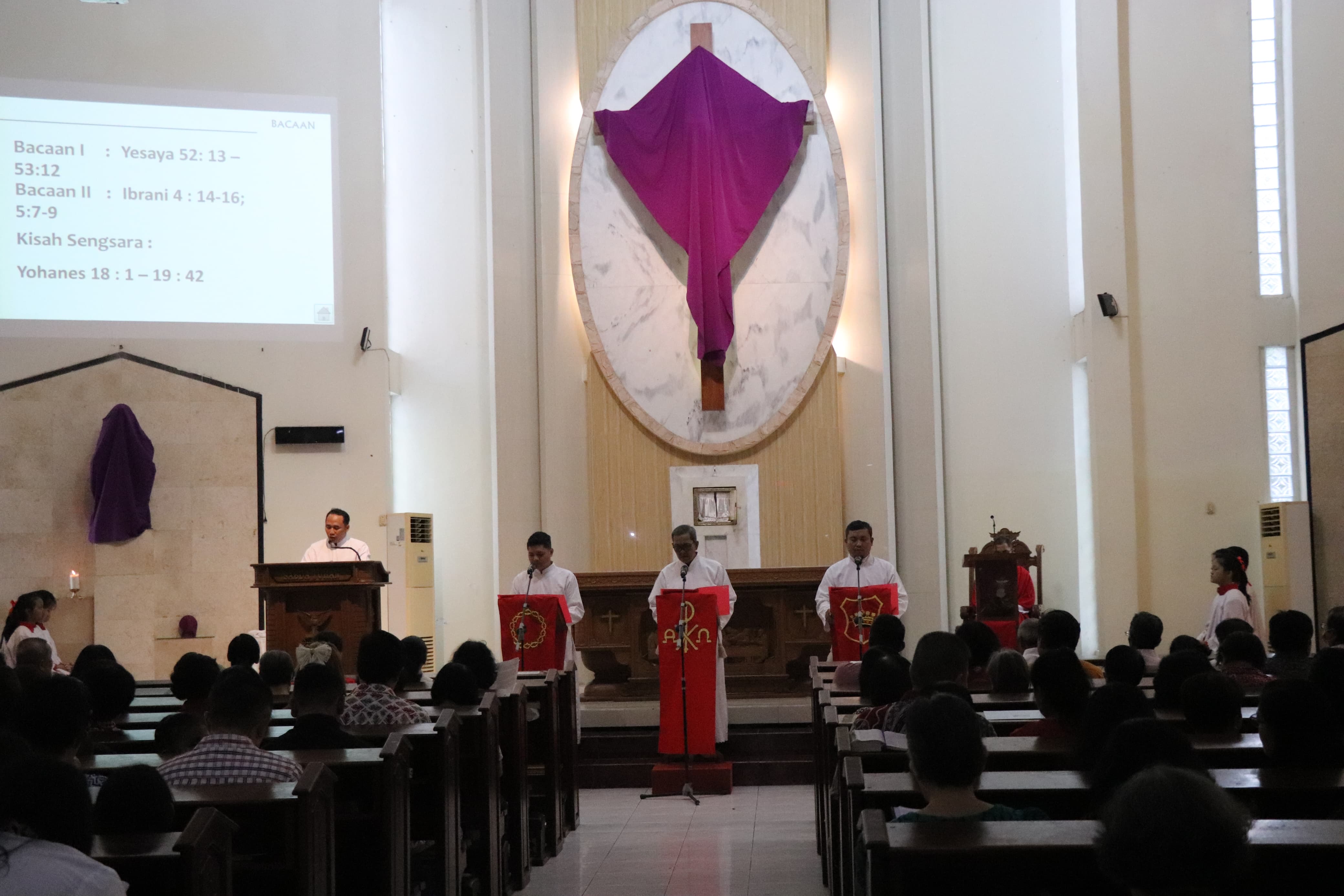 Jumat Agung di Gereja Katolik Santa Maria Dengan Tidak Bernoda Tulungagung