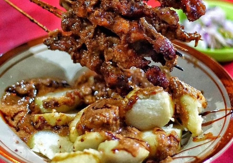 Sate memiliki kandungan gizi, tetapi harus bijak dalam mengonsumsi. (PINTEREST)