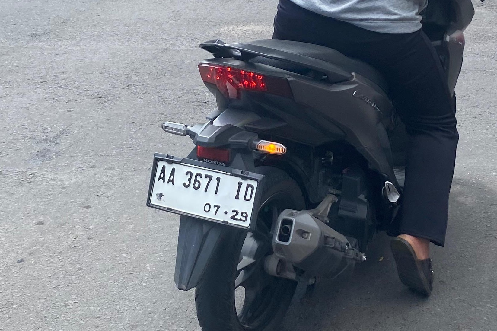 Sebuah sepeda motor yang memiliki pelat nomor AA. (DR PERDANA/RADAR TULUNGAGUNG)