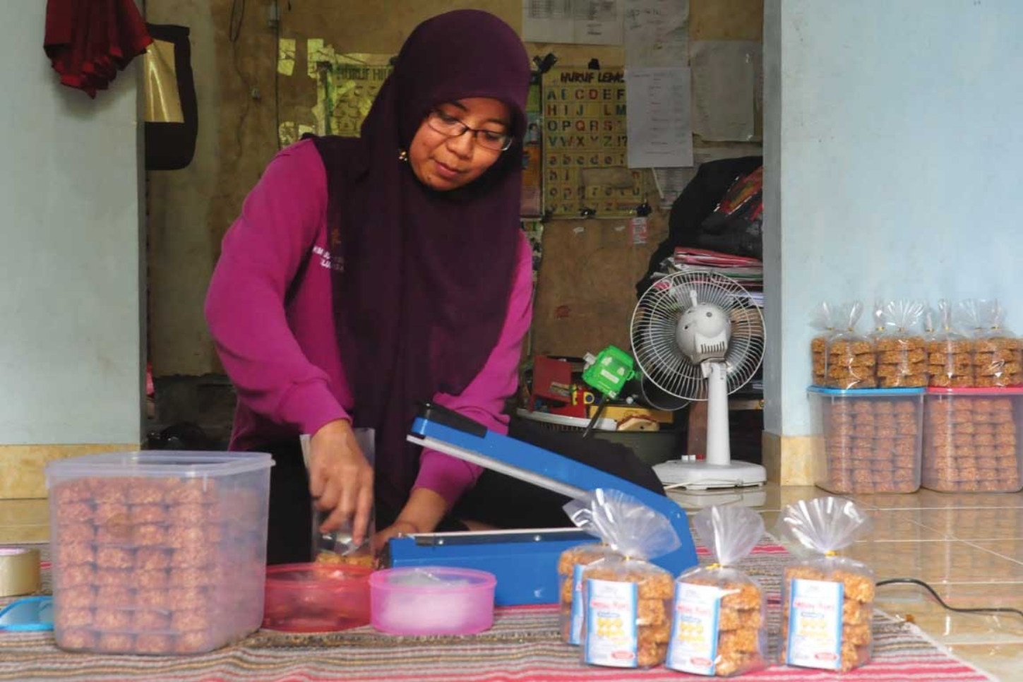 Proses pengepakan rengginang yang masih manual. (WEB DESA SURUHAN LOR)