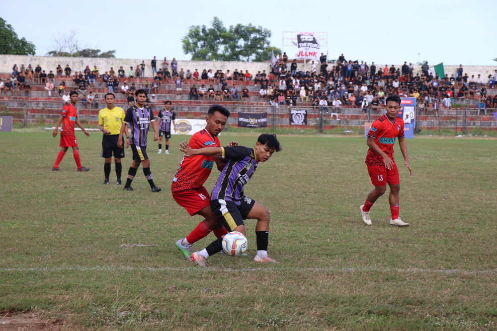 Dua kesebelasan bertanding di Stadion Rejoagung beberapa waktu lalu.
