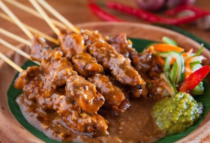 Tanpa alat bakar tradisional, inilah cara memasak sate di rumah