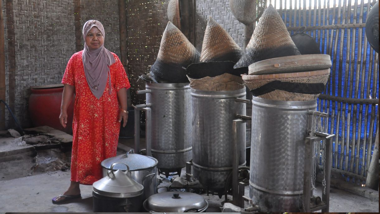 Salah satu warga Desa Demuk di antara peralatan untuk membuat gathot dan tiwul. (T-POINT TULUNGAGUNG)