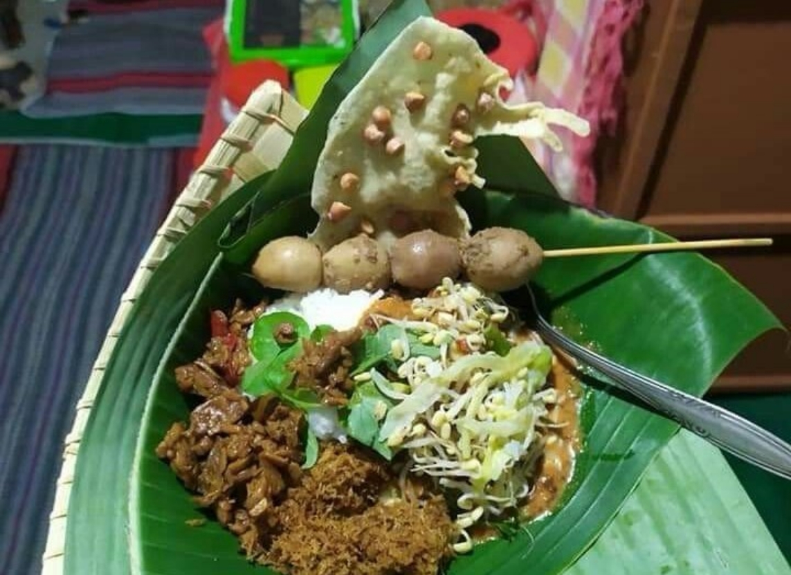 Pecel Kediri di sekitar Jalan Dhoho punya kekhasan. (PINTEREST)