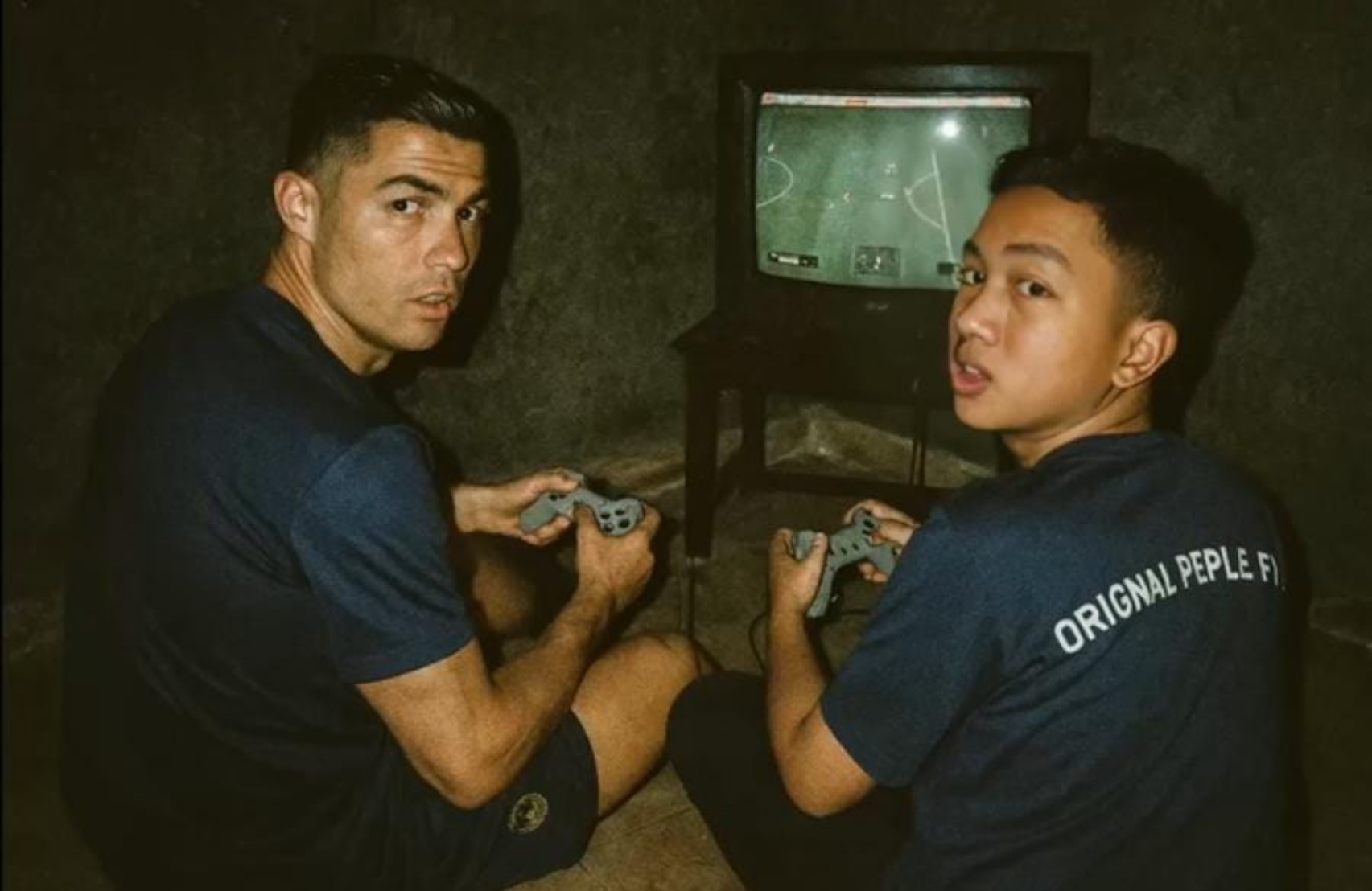 Edit foto dengan ChatGPT bikin seolah-olah bermain PS dengan Ronaldo. (YOUTUBE IKHY RH)
