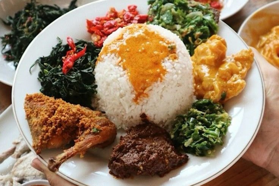 Nasi Padang memiliki banyak variasi menyesuaikan kota tempat berjualan. (PINTEREST)