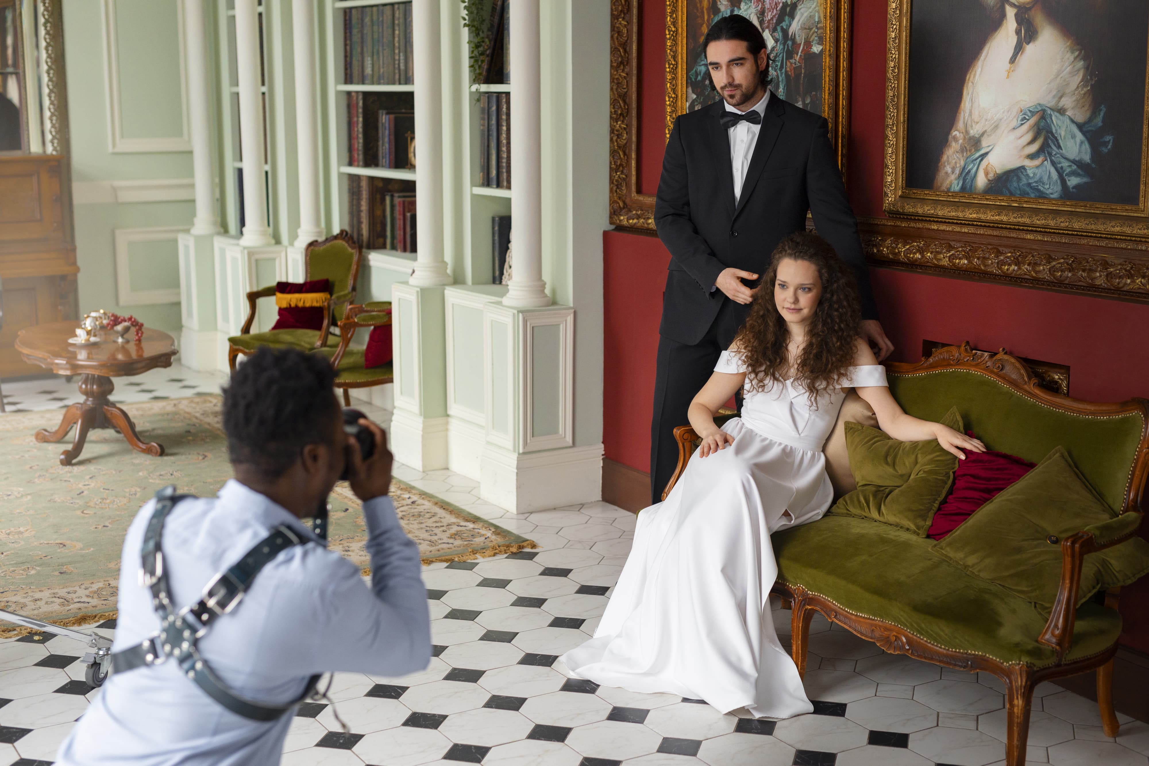Seorang fotografer menjepret pasangan pengantin. (FREEPIK)