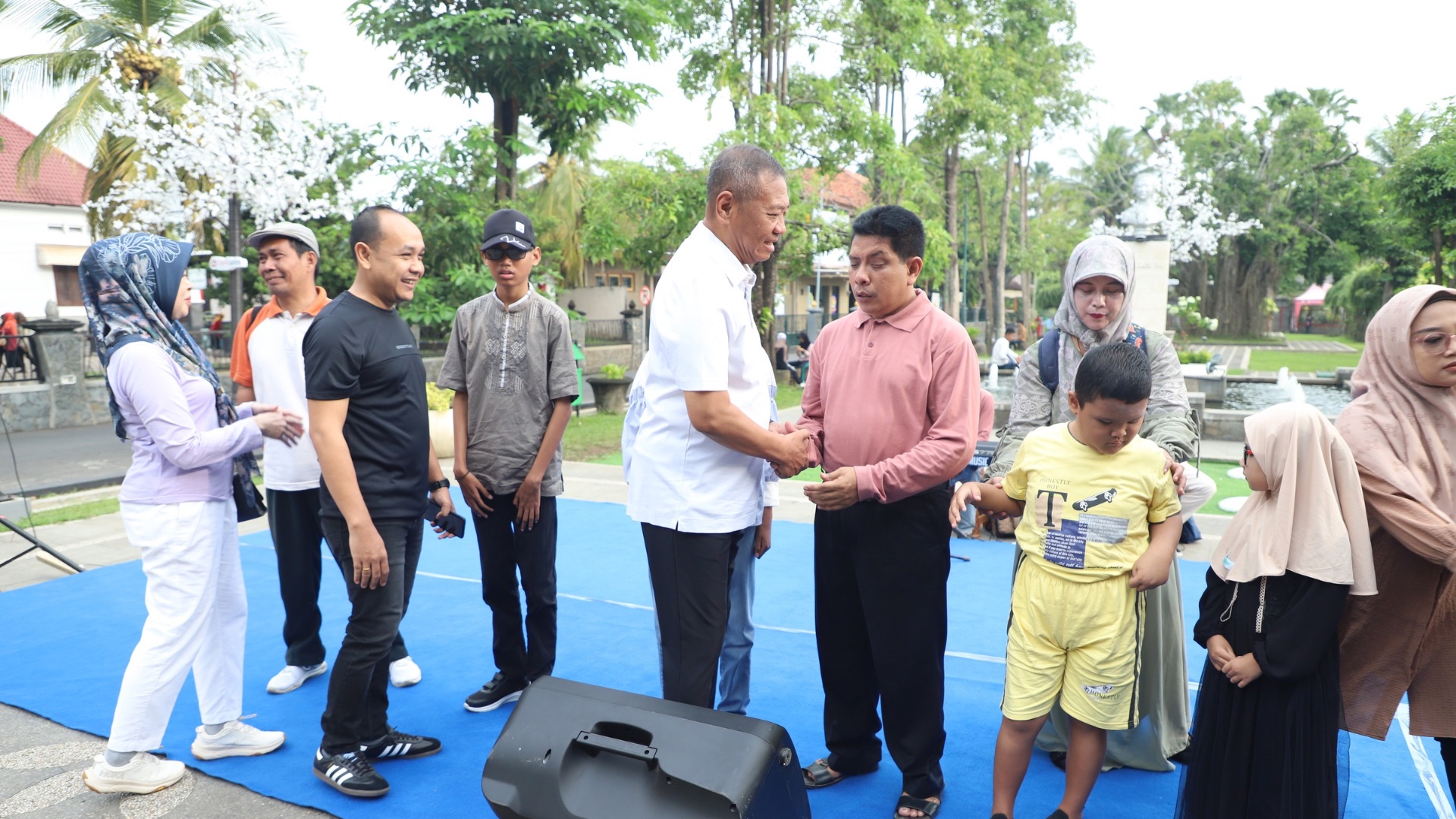 Bupati Tulungagung Gatut Sunu Wibowo memberi bantuan kepada penyandang disabilitas saat CFD minggu (20/4) pagi.