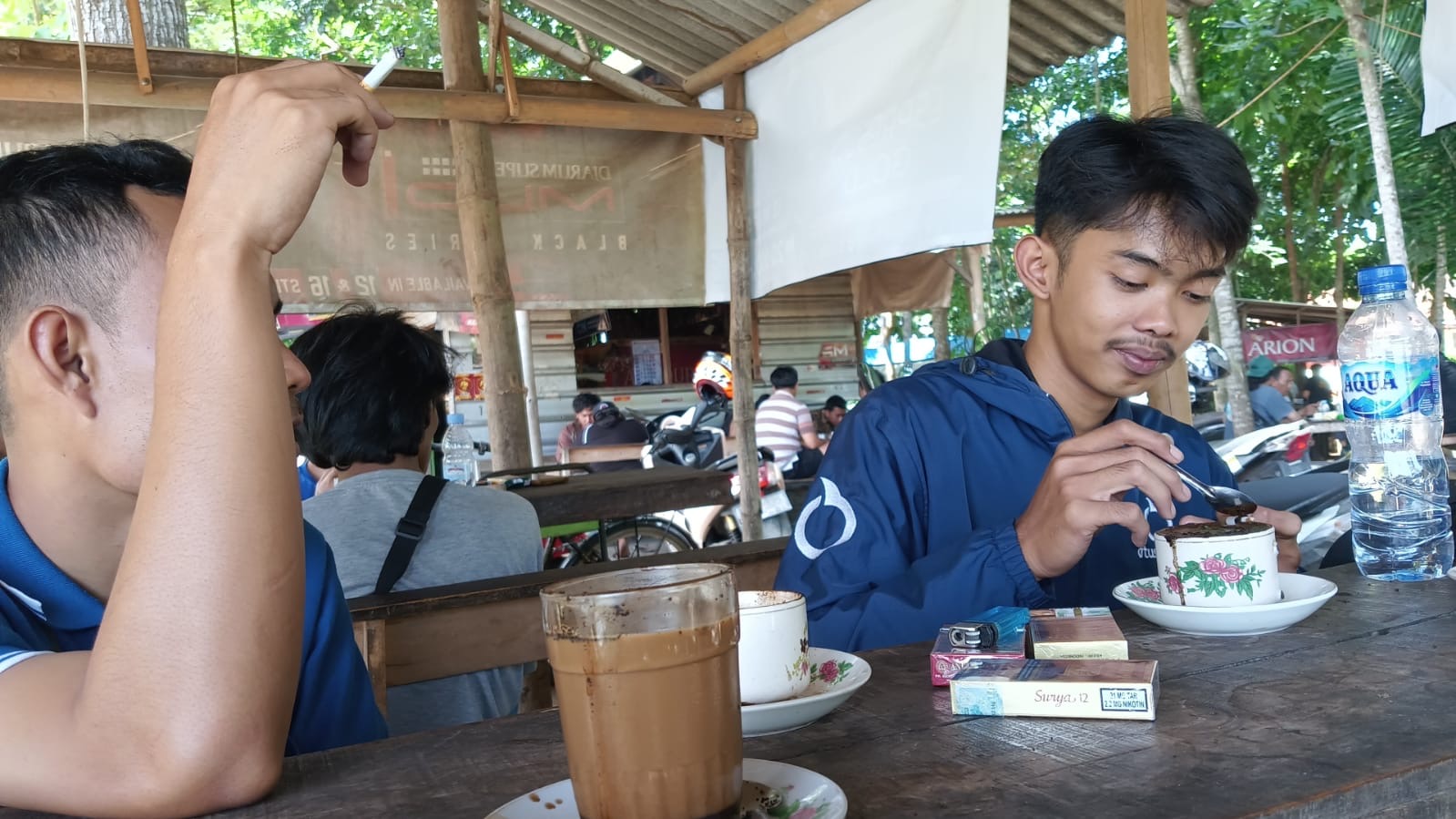 Dua kaula muda sedang menikmati kopi di Warkop Gendon
