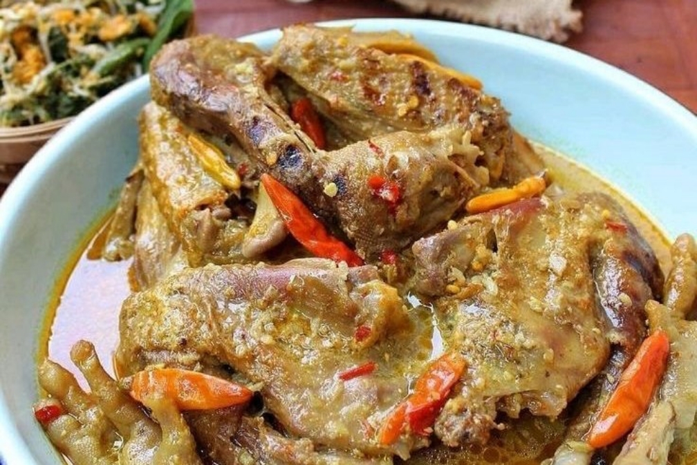 Ayam lodho yang bercita rasa pedas gurih ini cocok untuk beragam acara. (PINTEREST)