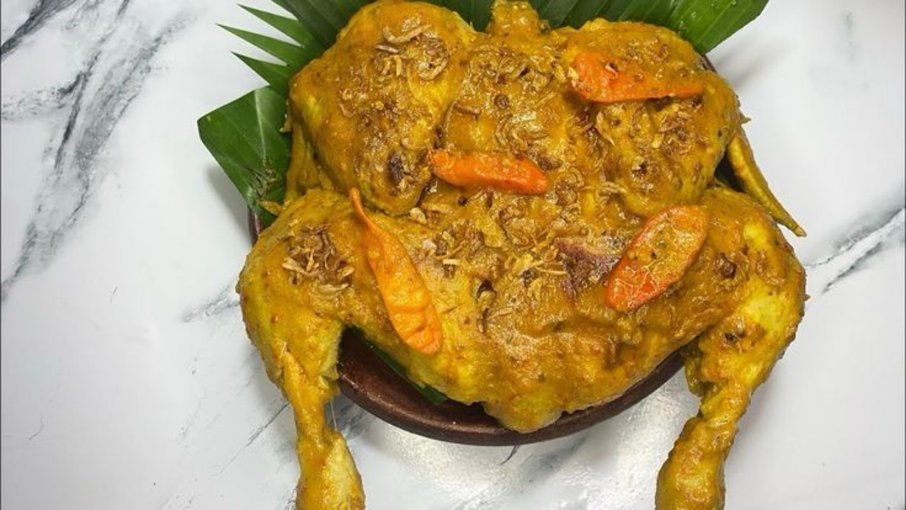 Ayam lodho bisa dibuat sendiri dengan bumbu dan cara yang mudah. (PINTEREST)