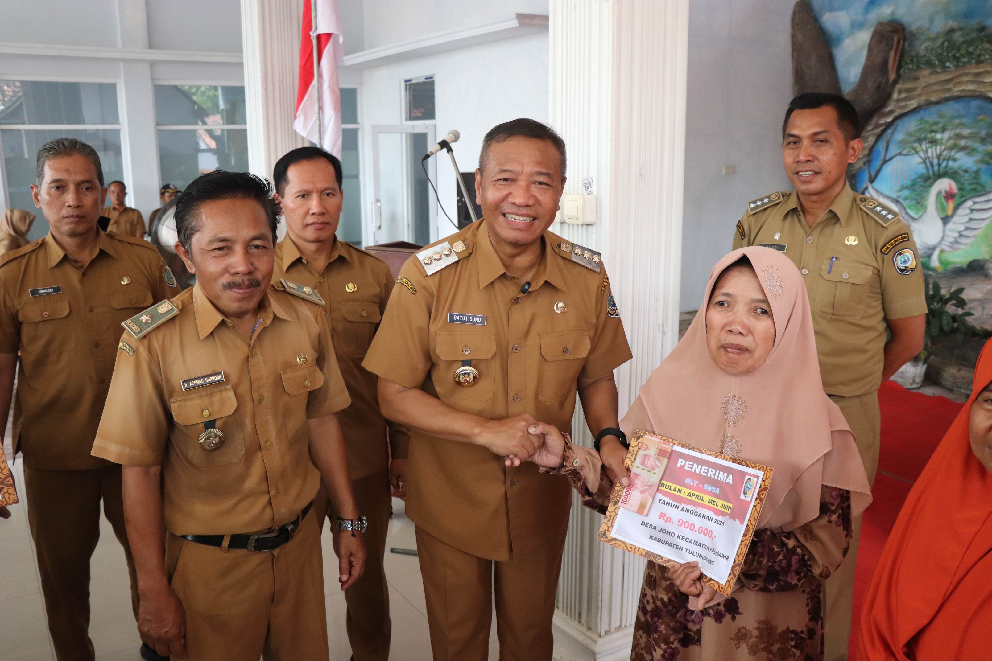 Bupati Tulungagung Gatut Sunu Wibowo menyerahkan BLT untuk warga kurang mampu di Desa Joho. (YOGA DD/RADAR TULUNGAGUNG)