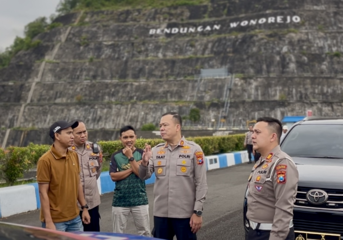 Kapolres Tulungagung AKBP Muhammad Taat Resdi didampingi Kasat Lantas AKP Mohammad Taufik Nabila, Kades Mulyosari Agil Wuisan, Kapolsek Pagerwojo AKP Guruh Yudhi cek rute gelaran WRC. (FAJAR SULIH)