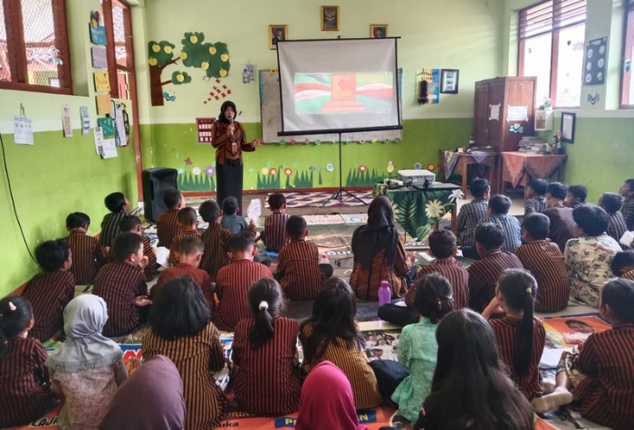 SD di Tulungagung gelar upacara dan nonton film perjuangan untuk peringati hari kartini,