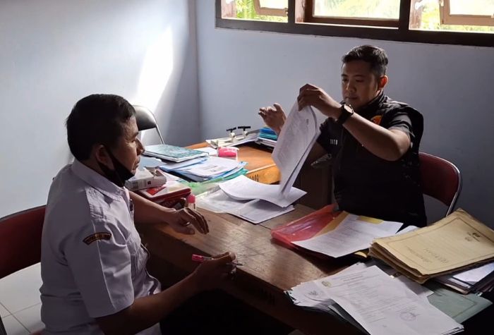 Korupsi dana desa, Eko Sujarwo baju putih saat dilakukan penggeledahan di kantornya oleh penyidik Satreskrim Polres Tulungagung