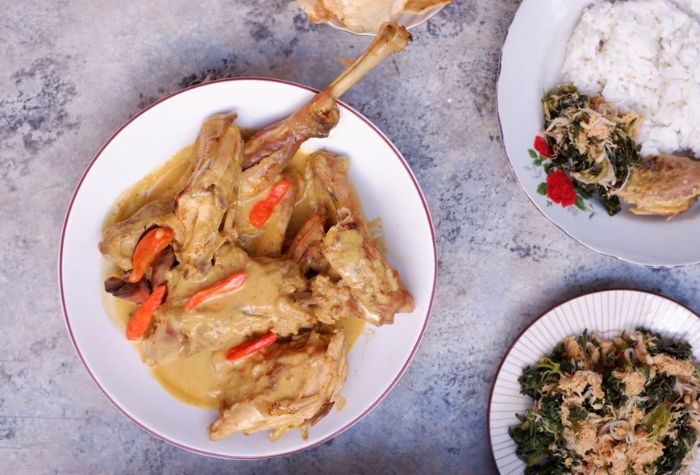 Inilah jodoh ayam lodho, harus dimakan dengan nasi gurih dan urap