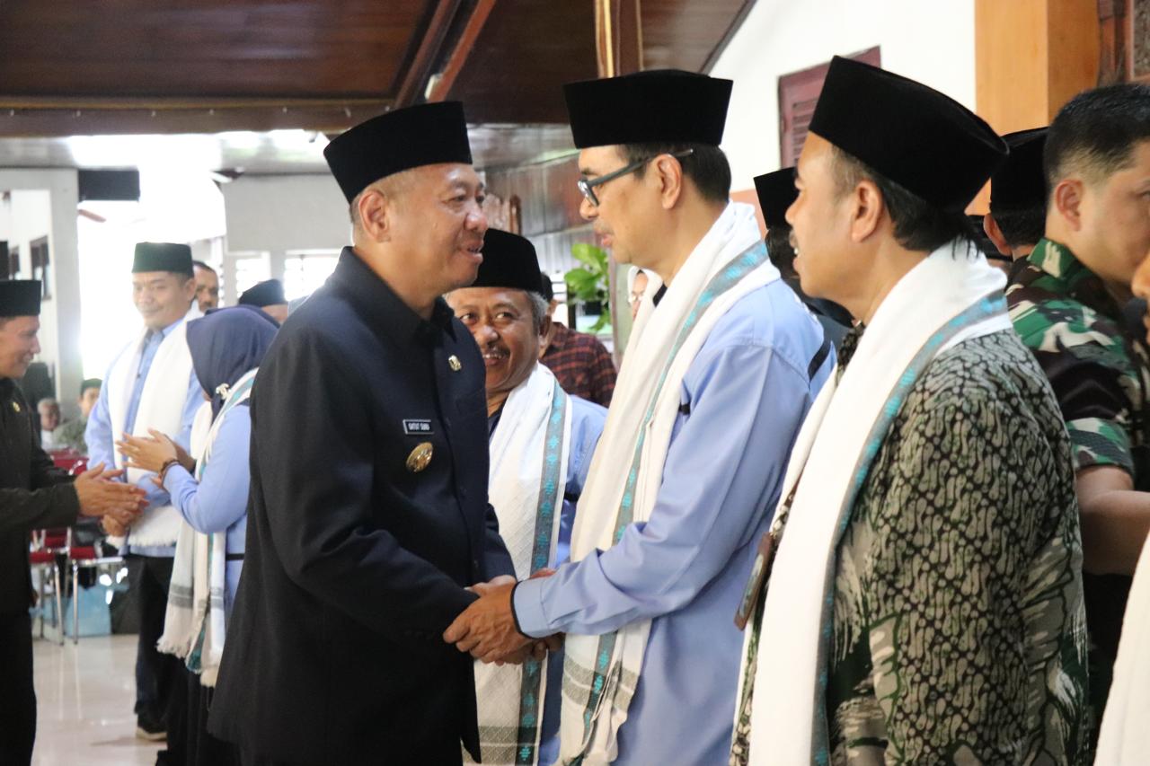 Bupati Tulungagung Gatut Sunu Wibowo menyalami perwakilan jemaah haji Kota Marmer saat pelepasan di Pendapa Kongas Arum Kusumaning Bangsa pada Rabu (23/4). (YOGA DD/RADAR TULUNGAGUNG)