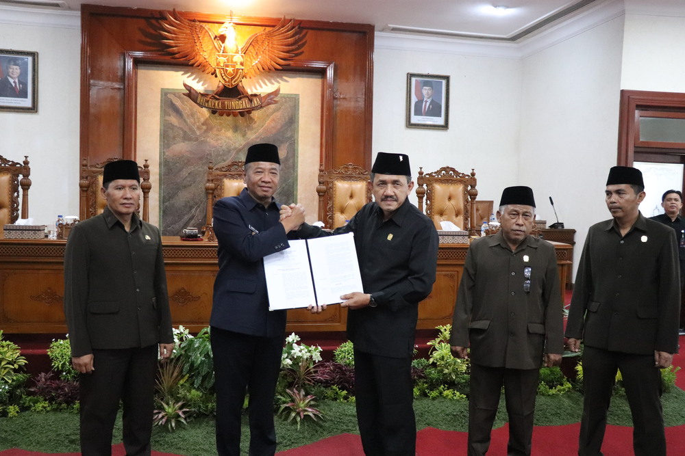 Ketua DPRD Tulungagung Marsono, Bupati Tulungagung Gatut Sunu Wibowo foto bersama di rapat paripurna, Rabu (23/4/2025).