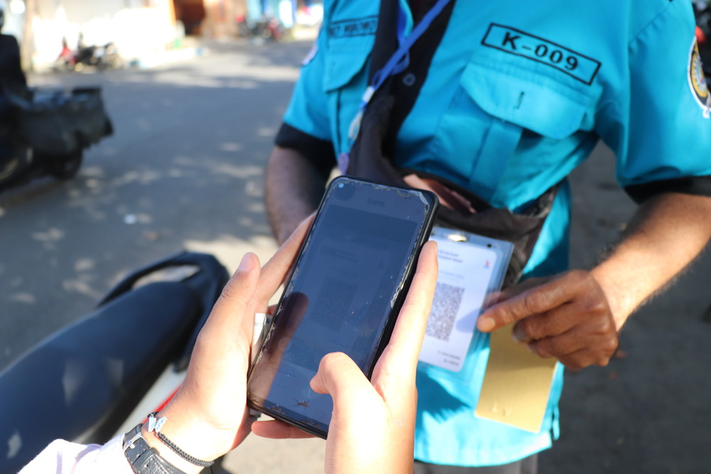 Pelanggan parkir di Jalan Pangeran Antasari membayar retribusi secara nontunai.