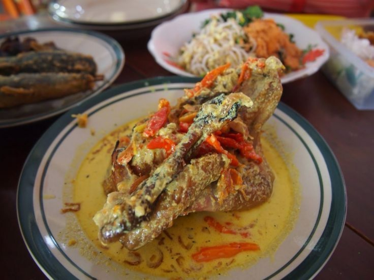 Ayam lodho bisa dikombinasikan dengan banyak hal untuk teman makan. (PINTEREST)