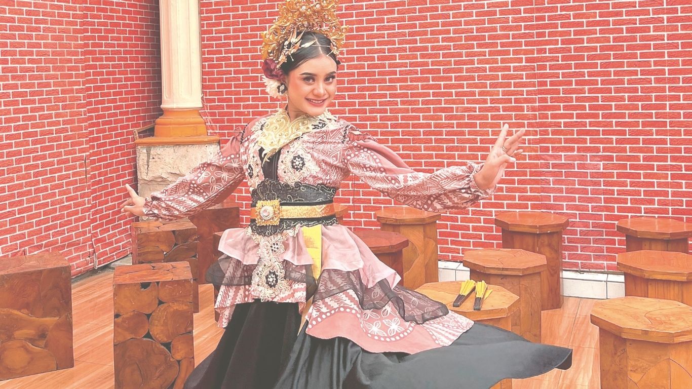 Taniya Sahisnu Sufisyar saat menarikan salah satu tari  tradisional beberapa waktu lalu.