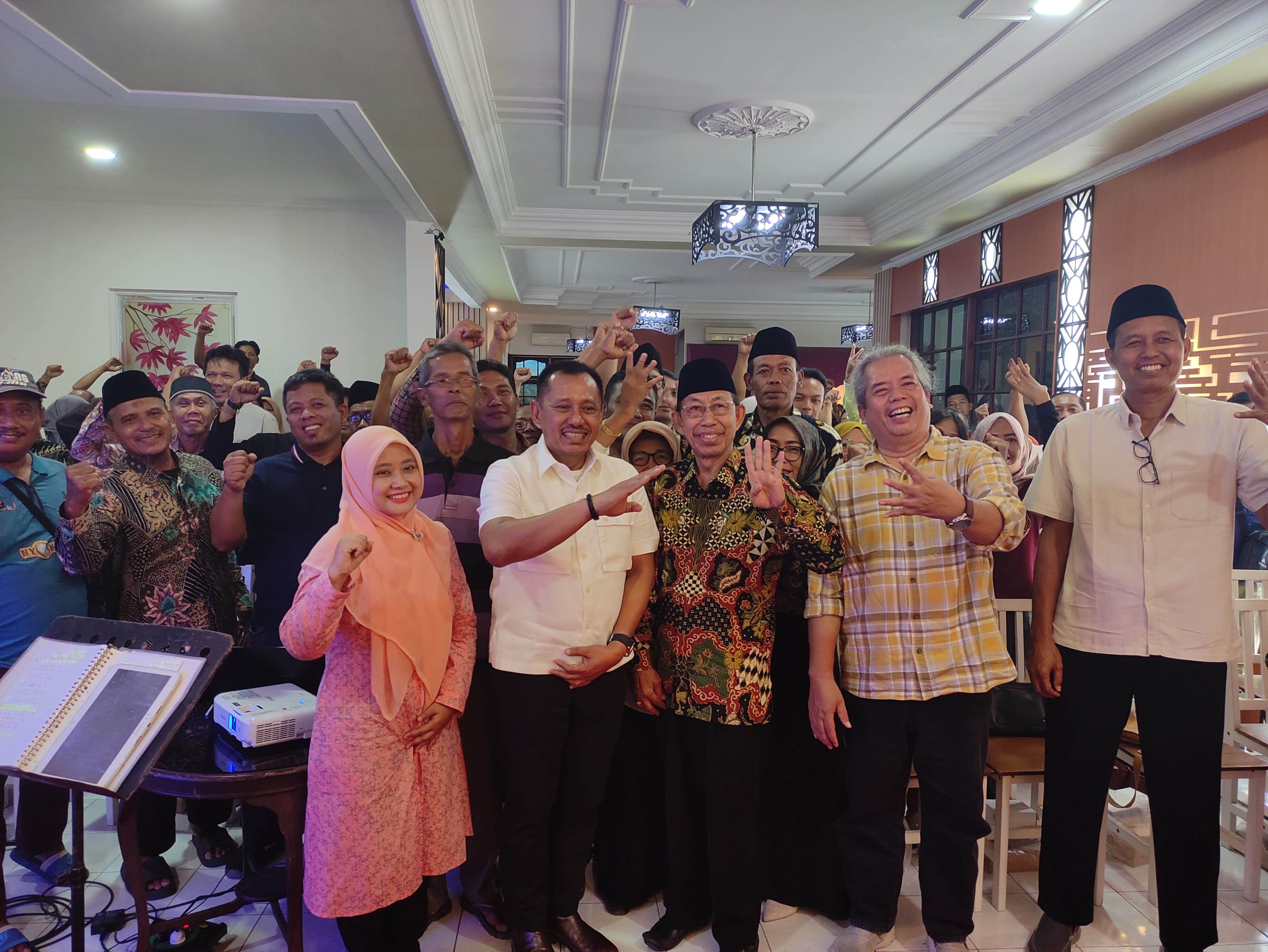 Anggota Komisi IX DPR RI Heru Tjahjono berfoto bersama peserta sosialisasi 4 pilar.