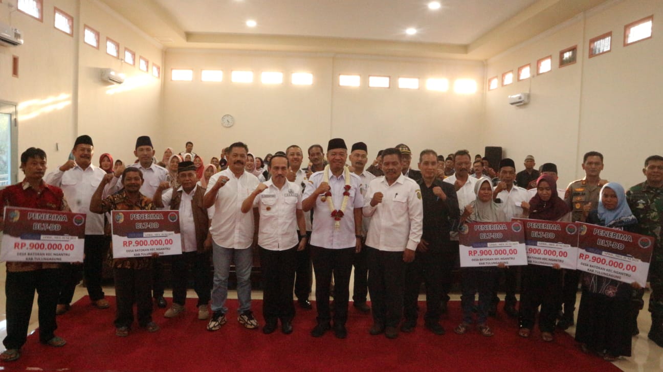 Bupati Tulungagung, bersama Kepala Desa Batokan, dan Forkopimcam Kecamatan Ngantru, berfoto bersama para penerima BLT.