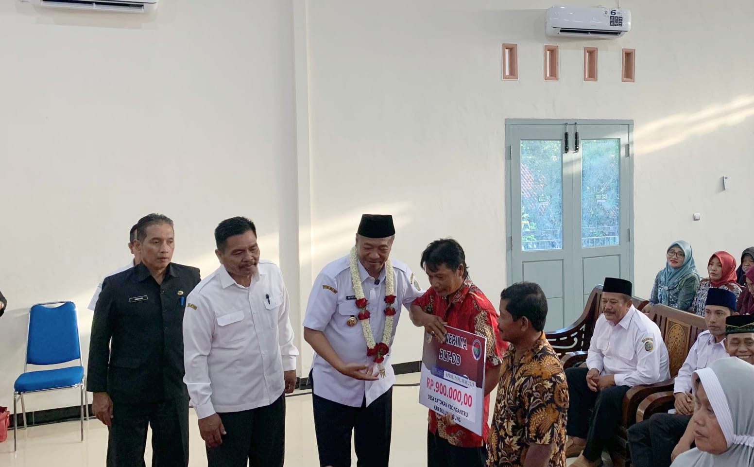 Bupati secara simbolis menyerahkan BLT tahap II Desa Batokan, Kecamatan Ngantru, kepada keluarga penerima manfaat.