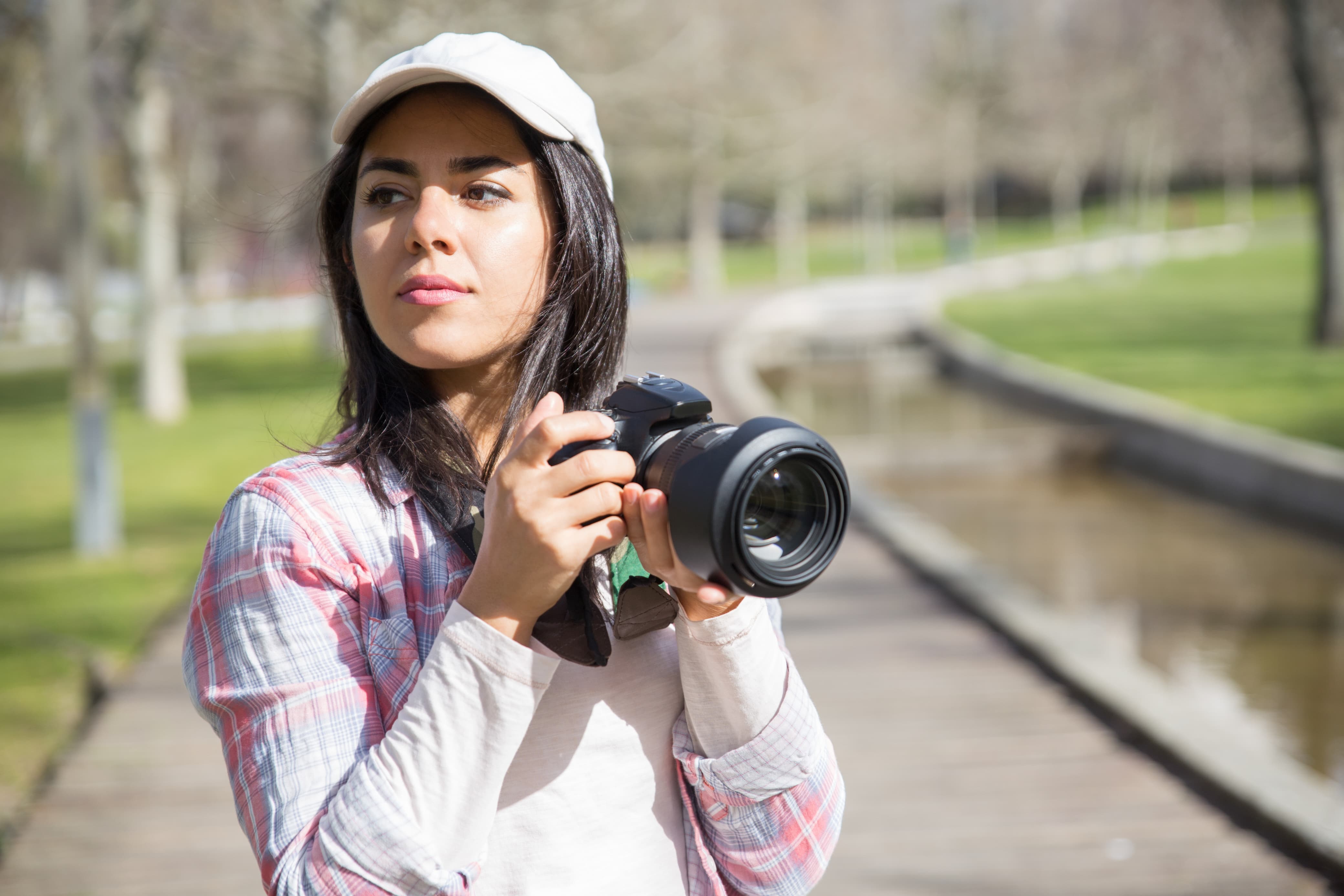 Cara seorang fotografer memegang kamera bisa dijelaskan secara logis. (KETMANGOSTAR)