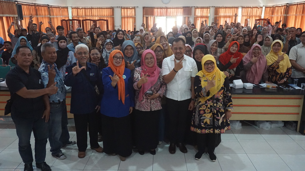 Anggota Komisi IX DPR RI Heru Tjahjono (kemeja putih) foto bersama dalam acara KIE di aula Dinas Kesehatan Tulungagung, Kamis (24/4/2025).